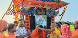 भरौली डिहवा से निकला बोल बम कांवरिया रथ, पुष्पवर्षा और माल्यार्पण कर ग्रामीणों ने किया भव्य स्वागत