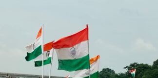राप्ती की लहरों पर पूरी शान से लहराया तिरंगा