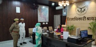जिलाधिकारी ने जनता दर्शन के दौरान सुनी जनसमस्याएं