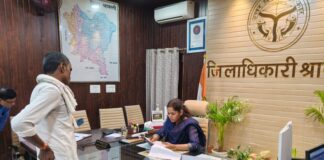 जिलाधिकारी ने जनता दर्शन में सुनीं जन-समस्याएं, निस्तारण हेतु अधिकारियों को दिए निर्देश