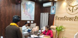 जिलाधिकारी ने जनता दर्शन में सुनीं जन-समस्याएं, निस्तारण हेतु अधिकारियों को दिए निर्देश