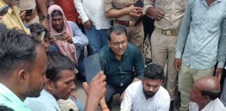 डंपर-बाइक की आमने-सामने भिड़ंत; परिजनों ने बरोहिया ढाले पर किया चक्काजाम, SDM के आश्वासन पर खुला मार्ग।*