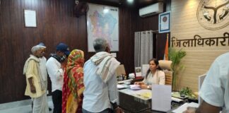 जनता दर्शन में जिलाधिकारी ने सुनी जनसामान्य की समस्याएं