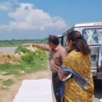 जिलाधिकारी ने सिसवारा घाट एवं दोंदरा तटबन्ध पहुंचकर किया स्थलीय निरीक्षण* *सड़क को कटान से बचाने हेतु कारगर उपाय करने के दिये निर्देश*