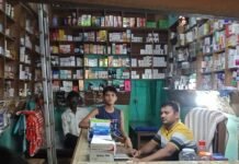 पुलिस चौकी से 200 मीटर दूर बिक रहा ‘नशा’, वीडियो वायरल!बदला चौराहे पर काली थैली में ‘मौत का सौदा’ सो रहा ड्रग विभाग, बेखबर पुलिस प्रशासन!