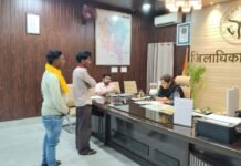 जनता दर्शन में जिलाधिकारी ने सुनी जनसामान्य की समस्याएं
