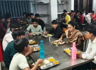 बेगमगंज में छात्रावास का एसडीएम ने किया निरीक्षण, छात्रों के साथ बैठकर किया भोजन