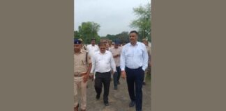 मिर्ज़ापुर: बाढ़ की विभिषिका जारी, पानी के बीच फंसे खोचवा मजरे के लोग, मदद के लिए पहुंची एसडीआरएफ टीम