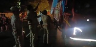 UP: बारिश में भी नहीं रुकी चेकिंग, इंचीटेप लेकर डीजे-कांवड़ों की ऊंचाई नापती दिखी सहारनपुर पुलिस