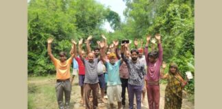 UP: 15 साल से बदहाल सड़क पर ग्रामीणों का फूटा गुस्सा, ‘रोड नहीं तो वोट नहीं’ की चेतावनी, एमएलसी ने दिया निर्माण का भरोसा