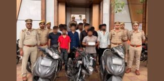 आगरा में जुए के बड़े अड्डे पर पुलिस का छापा, 13 जुआरी गिरफ्तार; 1.58 लाख नकद और 25 मोबाइल बरामद