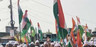 तिरंगा हाथ में, OPS बहाली की मांग:महराजगंज में अटेवा की यात्रा, बोले कर्मचारी- पुरानी पेंशन मिलने तक जारी रहेगा आंदोलन