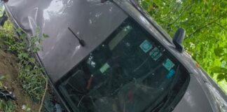 टायर फटने से बस्ती के गढ़हा गौतम में कार पलटी:टायर फटने से अनियंत्रित; सभी यात्री सुरक्षित, कोई गंभीर घायल नहीं
