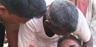 जखीरा चौराहे पर नाले में गिरा युवक:घुघली पुलिस ने ग्रामीणों की मदद से सुरक्षित निकाला