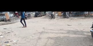 गहरा गड्ढा बना हादसों का सबब:पटना मल्हीपुर में CSC मार्ग पर टूटी पुलिया से खतरा