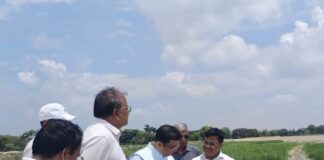बस्ती में मंडलायुक्त ने अचानक तटबंध का किया निरीक्षण:बाढ़ चौकियों पर तैयारियों का जायजा लिया