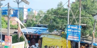 घुघली के पुरैना खंडी चौराहे पर भीषण जाम:स्कूली बसों समेत कई वाहन फंसे, यातायात चरमराया