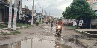 बीरगंज-कथरा मार्ग जर्जर, बारिश में जलभराव:ग्रामीणों ने की जल्द मरम्मत की मांग, आवागमन में परेशानी