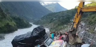 गंगोत्री हाईवे पर बाल-बाल बचे कांवड़िए, गंगा में गिरने से बचा वाहन