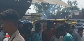 पिकअप ने खड़ी बाइक को मारी टक्कर:दुकान में जा घुसी; बाल-बाल बचे लोग