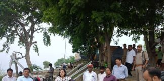बस्ती में कटान प्रभावित तटबंध का डीएम ने किया निरीक्षण:सुरक्षा कार्य तेज करने के दिए निर्देश, स्थिति पर नजर
