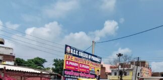 बस्ती के महादेवा चौराहे पर टेंपो चालकों से जाम:पुलिस चौकी के सामने सड़क पर सवारियां भरने से राहगीर परेशानी