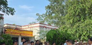 कप्तानगंज ब्लॉक कार्यालय में ध्वजारोहण:ब्लॉक प्रमुख प्रतिनिधि भोला निषाद ने फहराया तिरंगा, कर्मचारियों ने ली शपथ