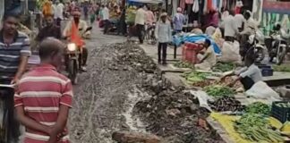 छावनी बाजार में नाले की सफाई से अव्यवस्था:सर्विस रोड पर कचरा, राहगीर और दुकानदार परेशान; दो हफ्तों से काम जारी