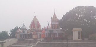 बाबा मोक्षेश्वर नाथ मंदिर के सामने जलकुम्भी का अंबार:सफाई व्यवस्था फेल, श्रद्धालुओं में नाराजगी