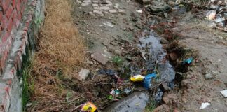 निचलौल में जर्जर रास्ते से स्कूल जाने को मजबूर बच्चे:तालाब किनारे रास्ता क्षतिग्रस्त, हादसे का खतरा