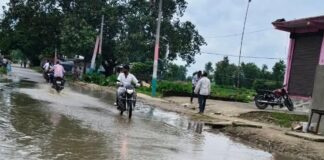 सिंदुरिया-झंझनपुर मार्ग पर जलभराव, राहगीर परेशान:स्कूली बच्चे गिरकर चोटिल, ग्रामीणों ने स्थायी समाधान की मांग की