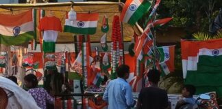स्वतंत्रता दिवस पूर्व संध्या पर तिरंगे की दुकानों पर भीड़:महराजगंज में झंडे, बैज और टोपियों की बढ़ी मांग