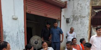 बारिश ने रोका सीएचसी निर्माण के लिए जमीन का मुआयना:सिसवारा में स्वास्थ्य विभाग की टीम दुकान में बैठकर की चर्चा