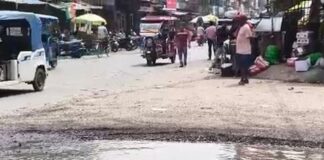 श्रावस्ती के गिलौला में सड़कें बदहाल:बारिश के पानी से भरे गड्ढे बढ़ा रहे हादसे का खतरा