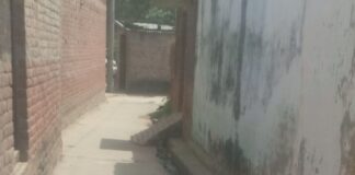 श्रावस्ती के निरहा में खुली नाली:घरों के सामने दुर्गंध और मच्छरों से ग्रामीण परेशान