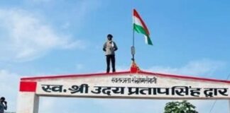 सवाई परसन में स्वतंत्रता दिवस पर हुआ ध्वजारोहण:स्वतंत्रता संग्राम सेनानी उदय प्रताप सिंह की स्मृति द्वार पर फहराया तिरंगा