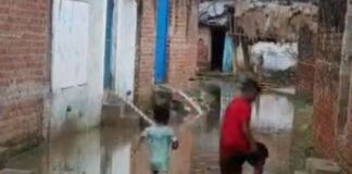 मस्जिद जाने का रास्ता 5 साल से पानी में डूबा:दामूपुरवा में हल्की बारिश से ग्रामीणों की मुश्किलें बढ़ीं