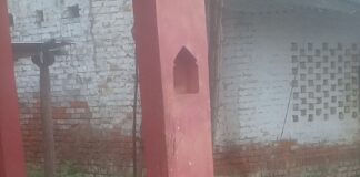 इकौना में काली माता मंदिर के सामने खुला नाला:दुर्गंध-मच्छरों से भक्त परेशान, दिकौली ग्राम सभा में समस्या