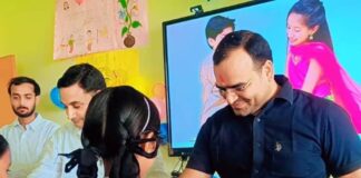 बीएसए ने स्कूल में बच्चों से जानी पढ़ाई की हकीकत:खुद चखा मिड-डे मील: छात्राओं ने अफसर को बांधी राखी