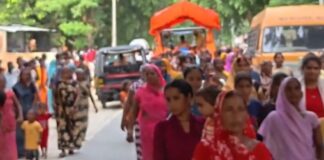 फुलवरिया निषाद गांव से कांवड़ियों का जत्था अयोध्या रवाना:ढोल-नगाड़ों के साथ ग्रामीणों ने दी भावपूर्ण विदाई