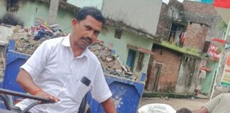 पकड़ी भारत खंड में 5 महीने बाद हुई सफाई:शिकायत के बाद पंचायत ने रोस्टर के तहत नालियां और सड़कें साफ कराईं