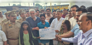 गुलदार हमले में मृत बच्चे के परिजनों को दी 5 लाख की सहायता