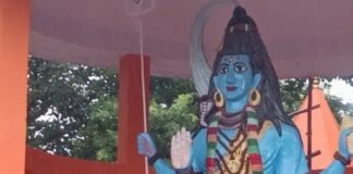 बारिश में भीगते हुए श्रद्धालुओं ने किया जलाभिषेक:नासिरगंज कस्बे में महादेवा मंदिर में सावन के तीसरे सोमवार को उमड़ी भीड़