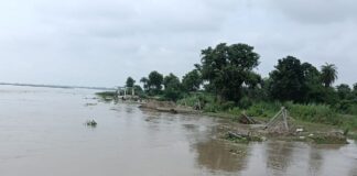 बस्ती के घाघरा का जलस्तर बढ़ा:खेतों में घुसा बाढ़ का पानी, सरवरपुर में 27बी ठोकर के पास फसलें प्रभावित; दोपहर बाद घटने लगा जलस्तर