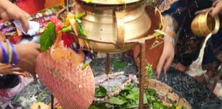 हड़खोड़ा शिव मंदिर में उमड़ा आस्था का सैलाब:सावन के तीसरे सोमवार पर रात 2 बजे से लगी कतारें