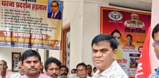 सोनबरसा के ग्रामीण सिसवा ब्लॉक में धरने पर बैठे:सड़क, नाली, पंचायत भवन और शौचालय निर्माण की मांग