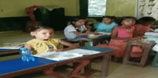 बच्चों के बीच सोती मिलीं आंगनबाड़ी सहायिका:बस्ती के परिषदीय स्कूलों में अव्यवस्थाएं, झाड़ियां सुरक्षा के लिए खतरा बनीं