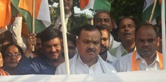 इकौना में विधायक ने निकाली तिरंगा यात्रा:भाजपा कार्यकर्ताओं के साथ घर-घर तिरंगा वितरित किया