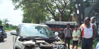 महराजगंज में रोडवेज बस और कार की जोरदार टक्कर:बोनट समेत अगला हिस्सा चकनाचूर, महिला चालक-बच्ची बाल-बाल बचीं