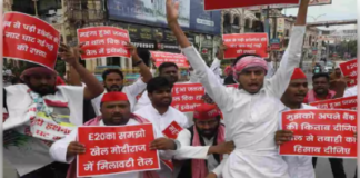 लखनऊ में E20 पेट्रोल को लेकर सपा कार्यकर्ताओं का प्रदर्शन